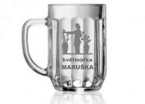 třetinková pivní sklenice se jménem Maruška pro květinářku